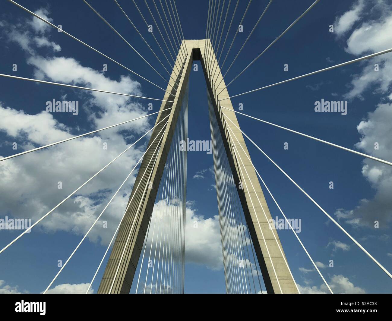 Symmetrisches architektonisches Detail des Turms und der Hängekabel der Arthur Ravenal Jr. Brücke, die den Cooper River zwischen Charleston und Mount Pleasant, South Carolina, USA, überspannt. Stockfoto