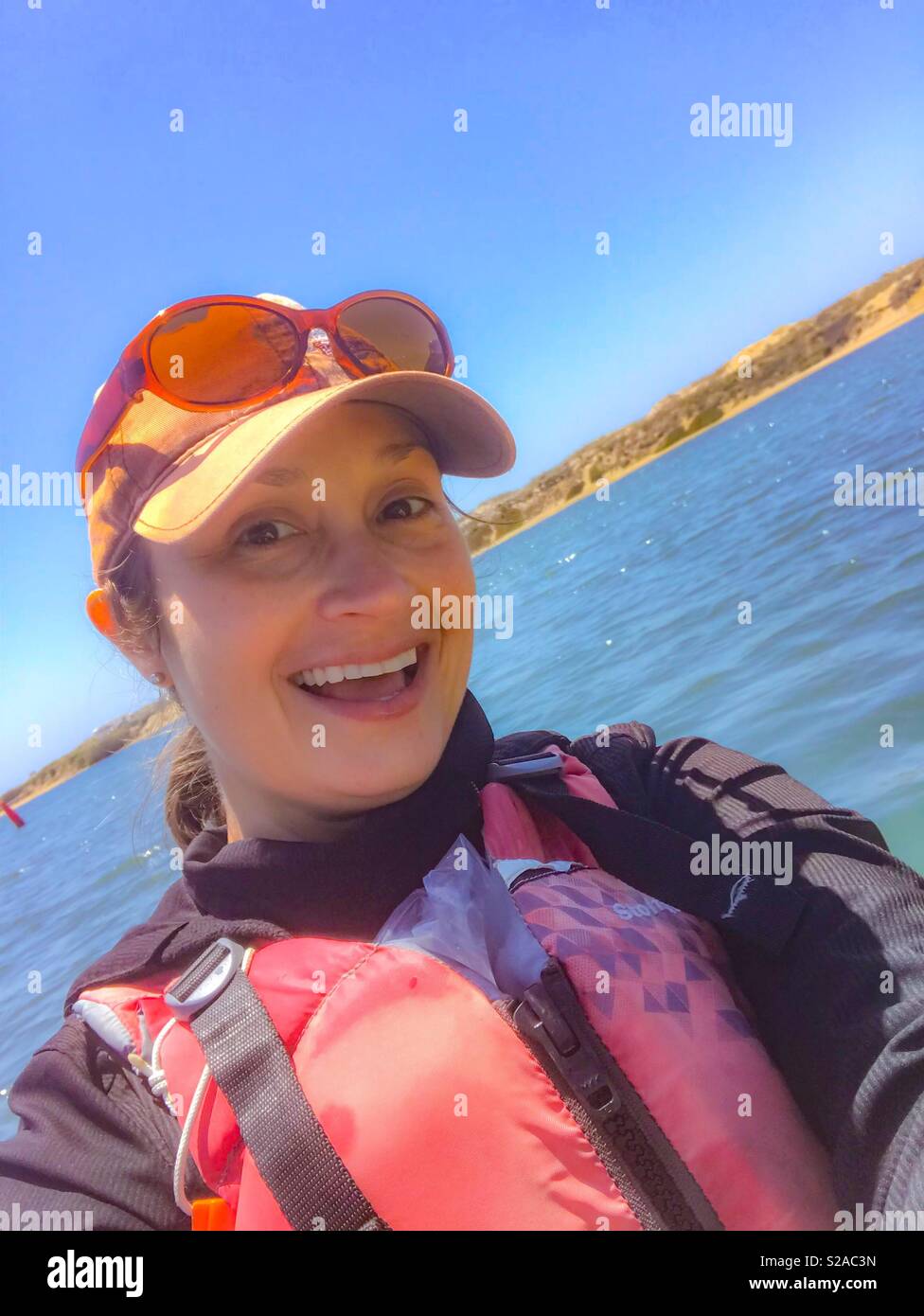 Selfie von Frau Kajakfahren auf dem Meer, das Tragen einer Schwimmweste Stockfoto