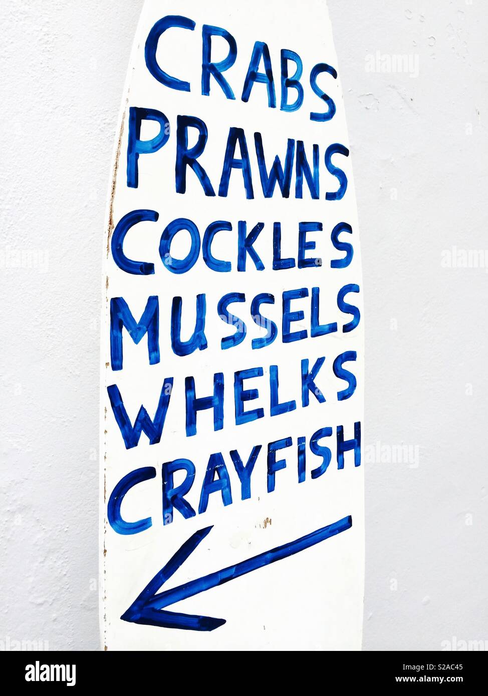 Zeichen für Schalentiere und Meeresfrüchte außerhalb einer frischen Fisch shop in Norfolk, England. - Smartphone-aufgenommenes Stockfoto