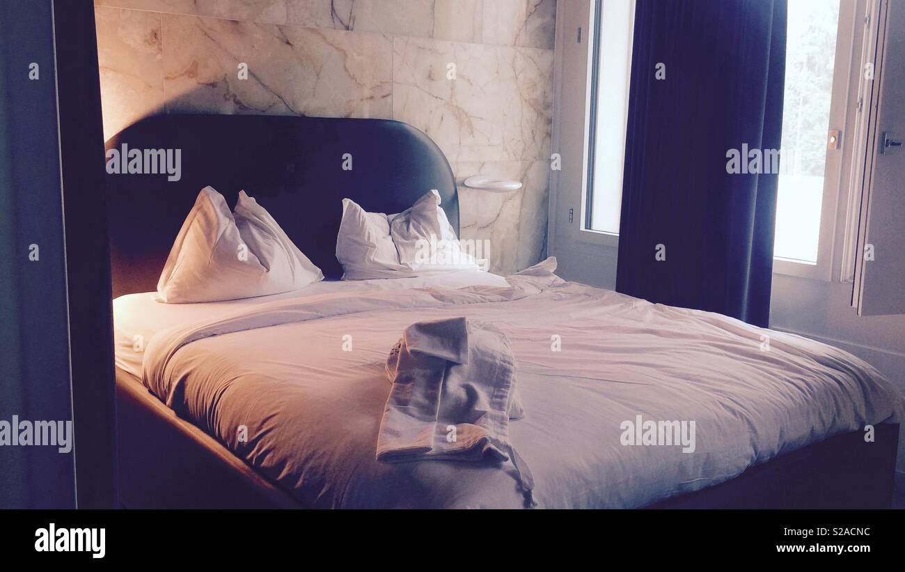 Schlafzimmer und Bett in Visionapartments Wolframplatz in Zürich Schweiz - Smartphone-aufgenommenes Stockfoto