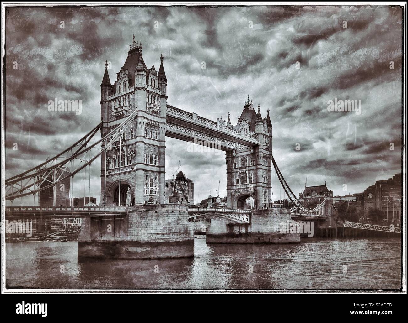 Eine antike & Grunge Effekt Bild der Tower Bridge über die Themse in London, England. Diese Klasse 1 aufgeführten Gebäude wurde im 19. Jahrhundert gebaut und ist ein touristisches Highlight. Stockfoto
