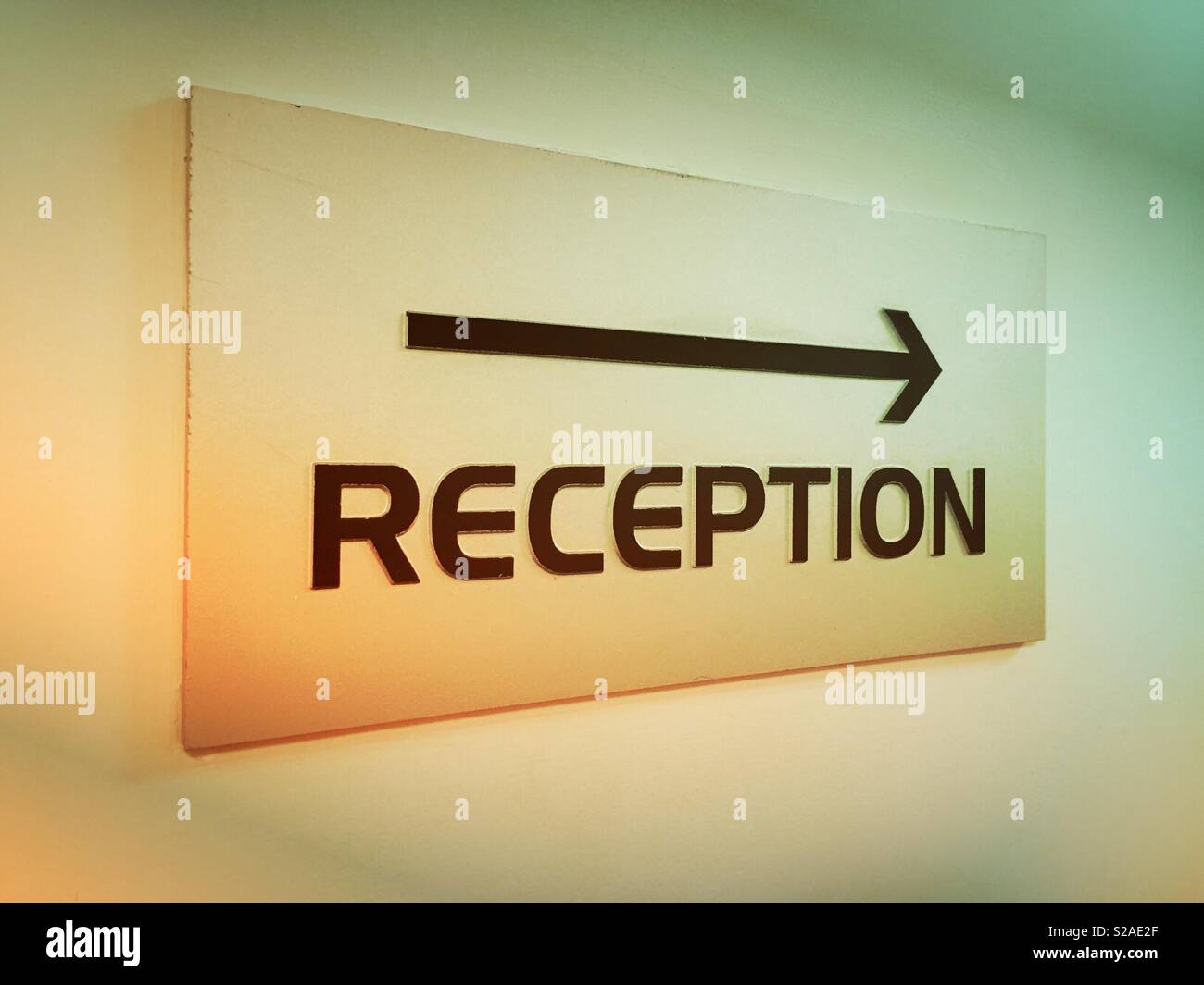 Schild mit Pfeil, der auf die Rezeption, Bürogebäude, USA Stockfoto