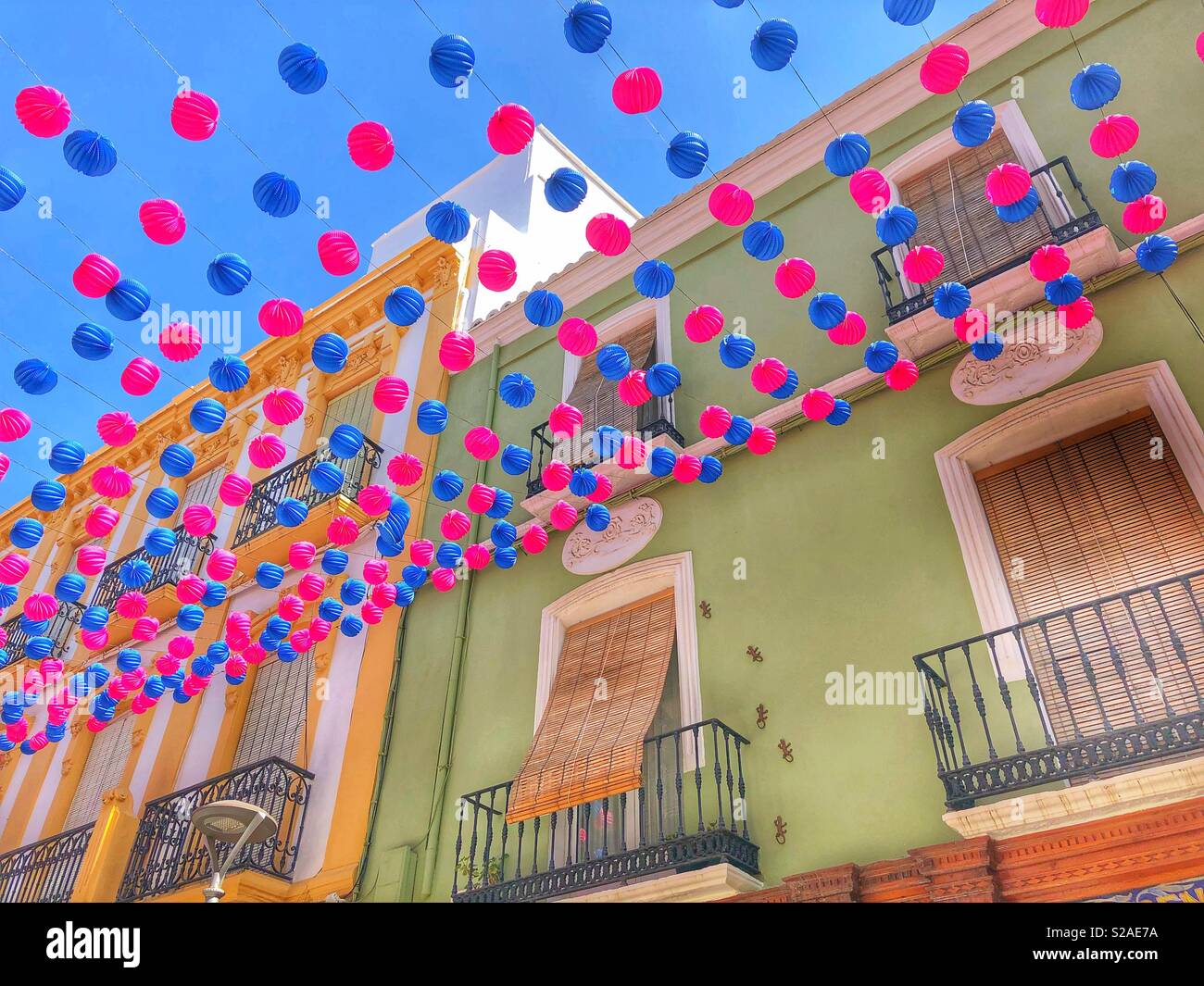 Festliche Dekorationen in Ronda, Spanien. - Smartphone-aufgenommenes Stockfoto