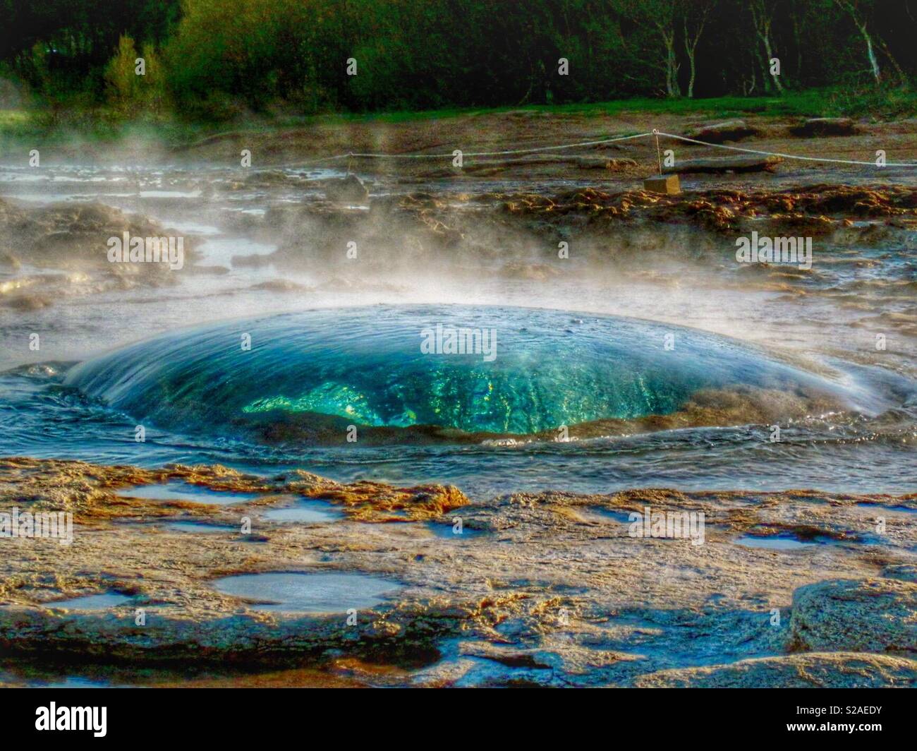 Ausbrechenden Geysir Strokkur gegen mystische Landschaft Stockfoto