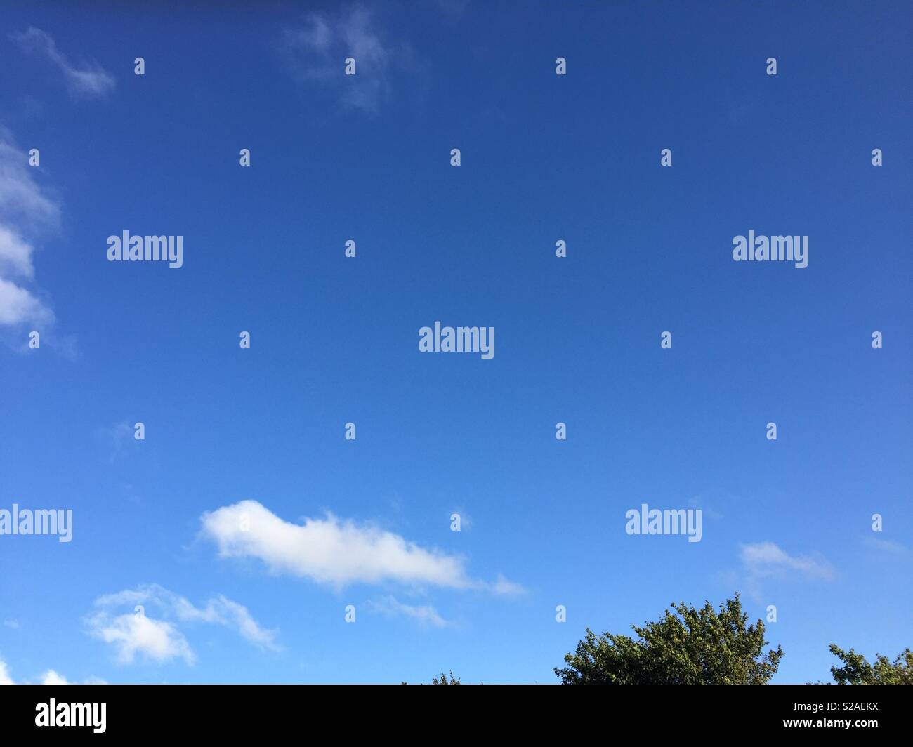 Blau und Clean Sky von Edinburgh, Schottland Stockfoto