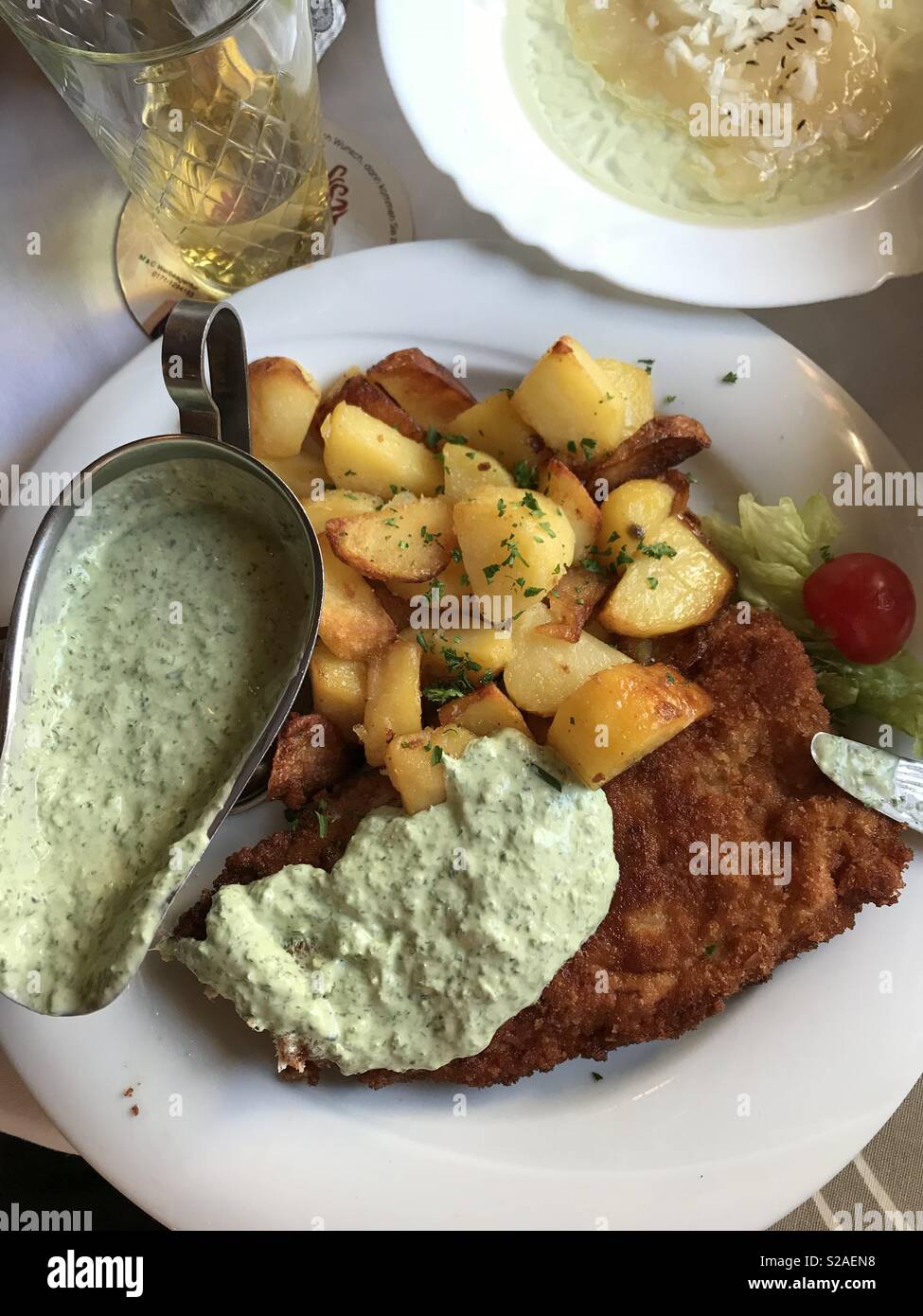 Traditionelles Deutsches Essen Schnitzel Bratkartoffeln Und Grune Sauce Stockfotografie Alamy