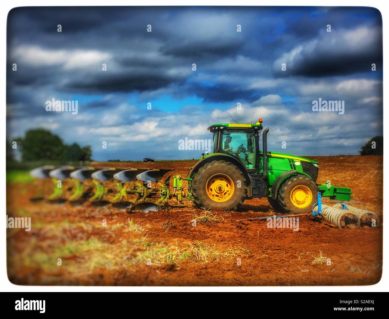 Ackerland wird Anfang September, Bawdsey, Suffolk, England gepflügt. - Smartphone-aufgenommenes Stockfoto