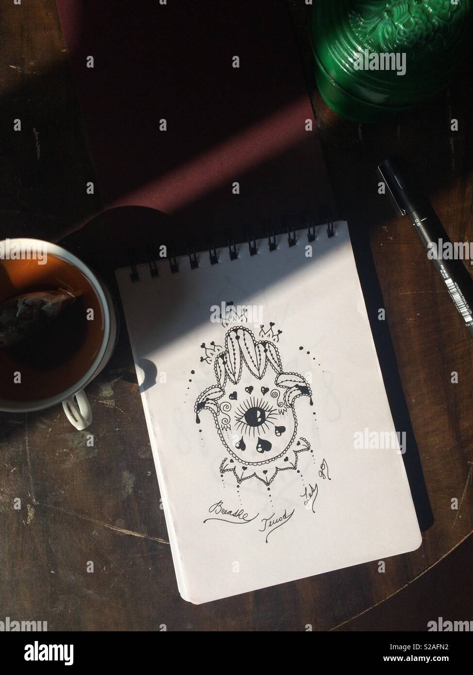 Hamsa Hand Zeichnung mit Tee am Morgen Stockfoto