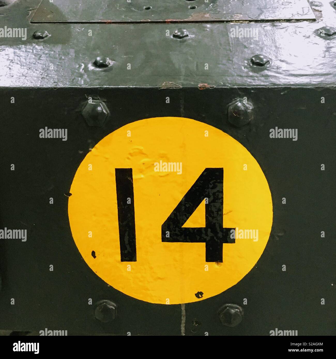 Nummer 14 auf militärische Fahrzeug lackiert Stockfoto