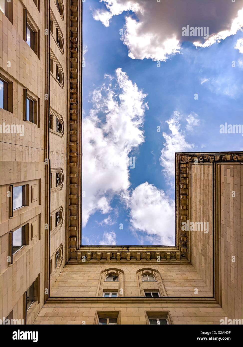 Kommunistischen Architektur in der Stadt Sofia Bulgarien suchen bis zu einem blauen Himmel mit weißen Wolken Stockfoto