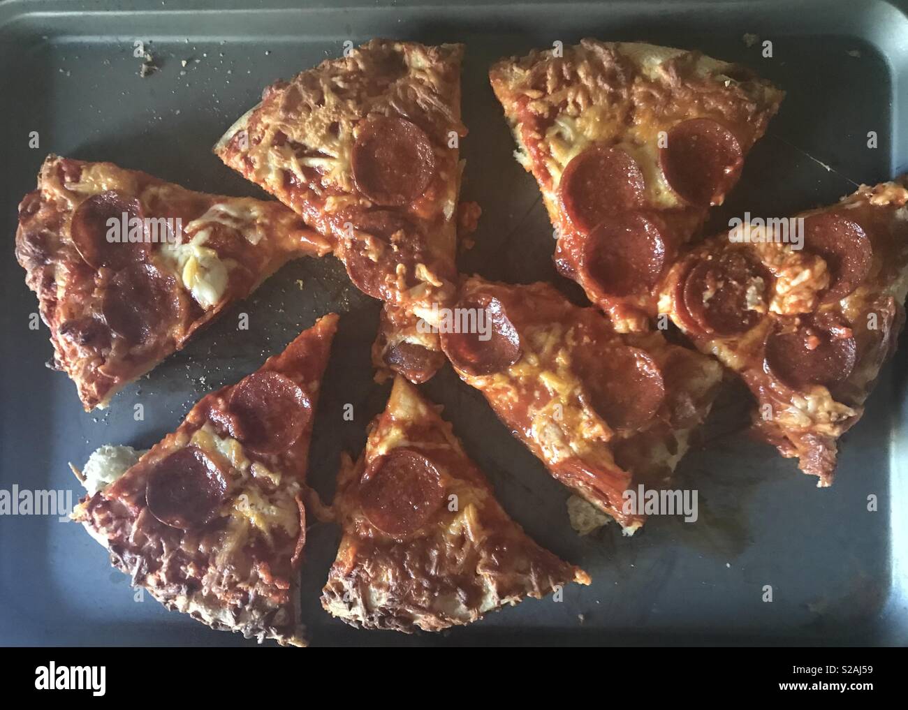 Leckere Pepperonipizza Schichten auf der Anzeige Stockfoto