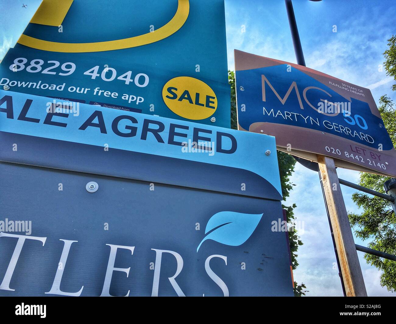 Immobilienmakler Zeichen in Muswell Hill, London, England - Smartphone-aufgenommenes Stockfoto