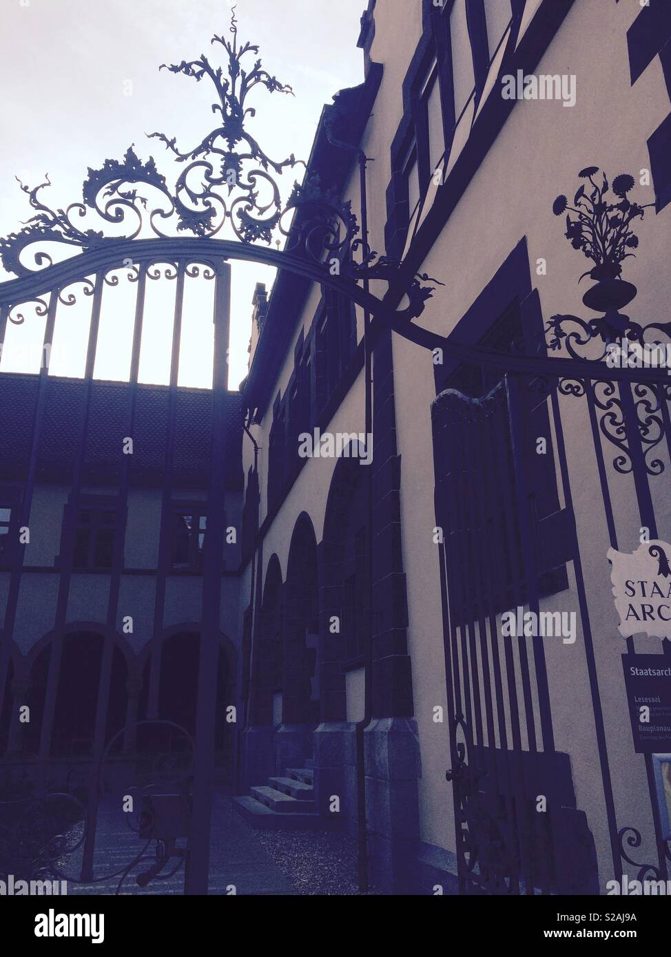 Reich verzierten Metall Tor vor der alten Gebäude in Basel, Schweiz - Smartphone-aufgenommenes Stockfoto