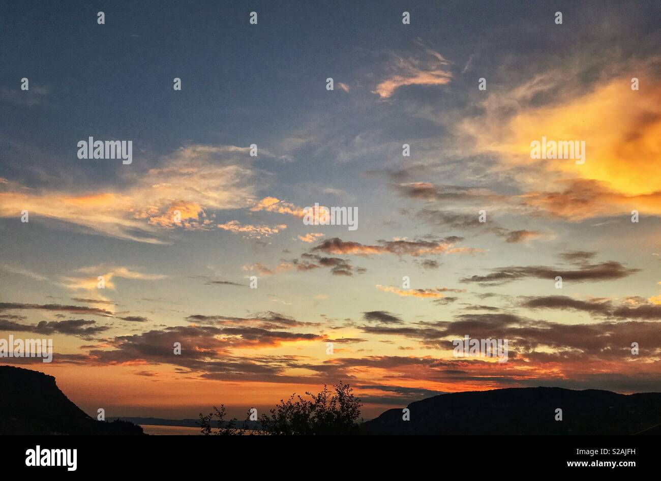 Sonnenuntergang Himmel - Smartphone-aufgenommenes Stockfoto