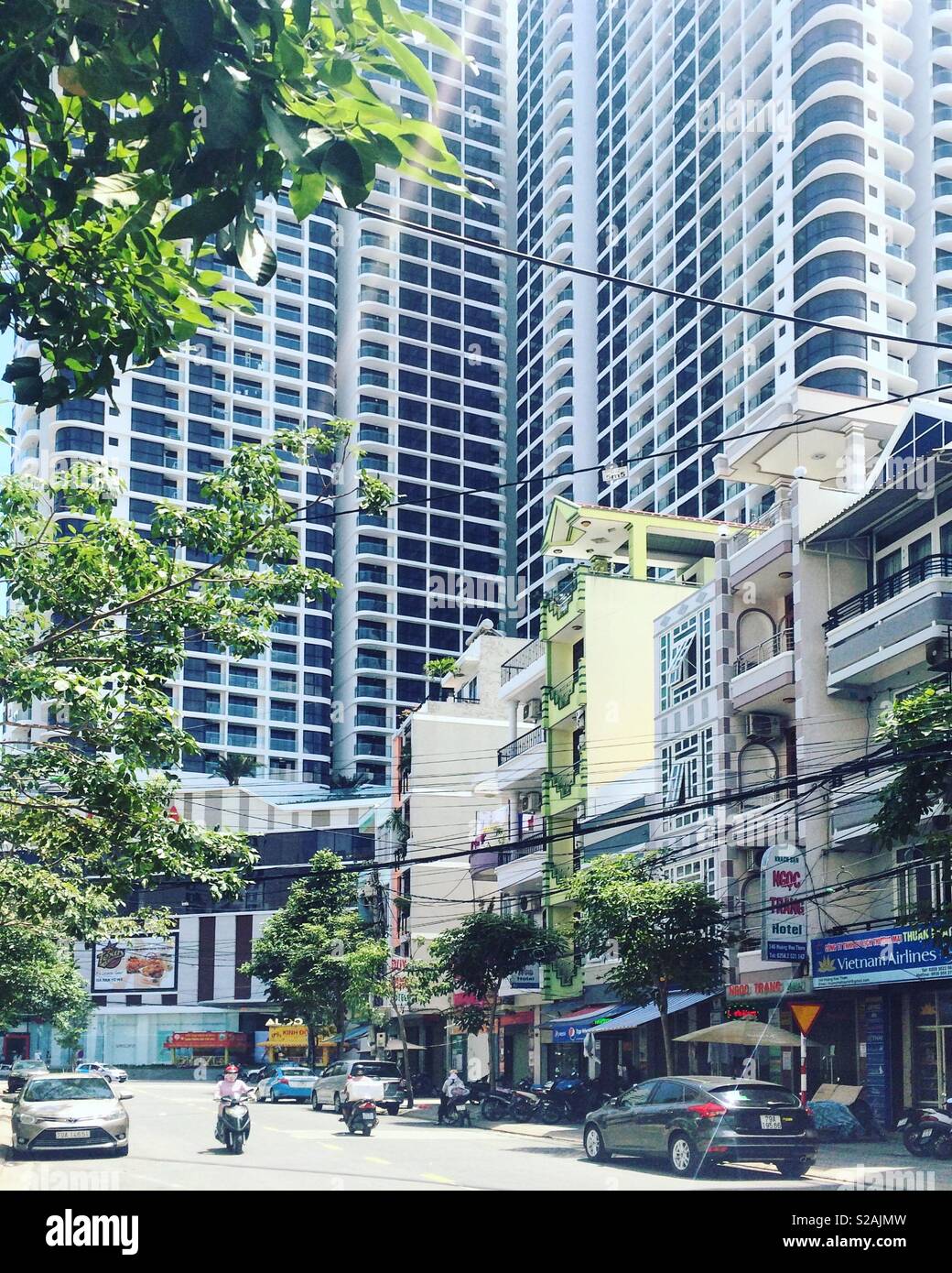 Alten vietnamesischen Hotels mit einem modernen Hotel im Hintergrund. Stockfoto