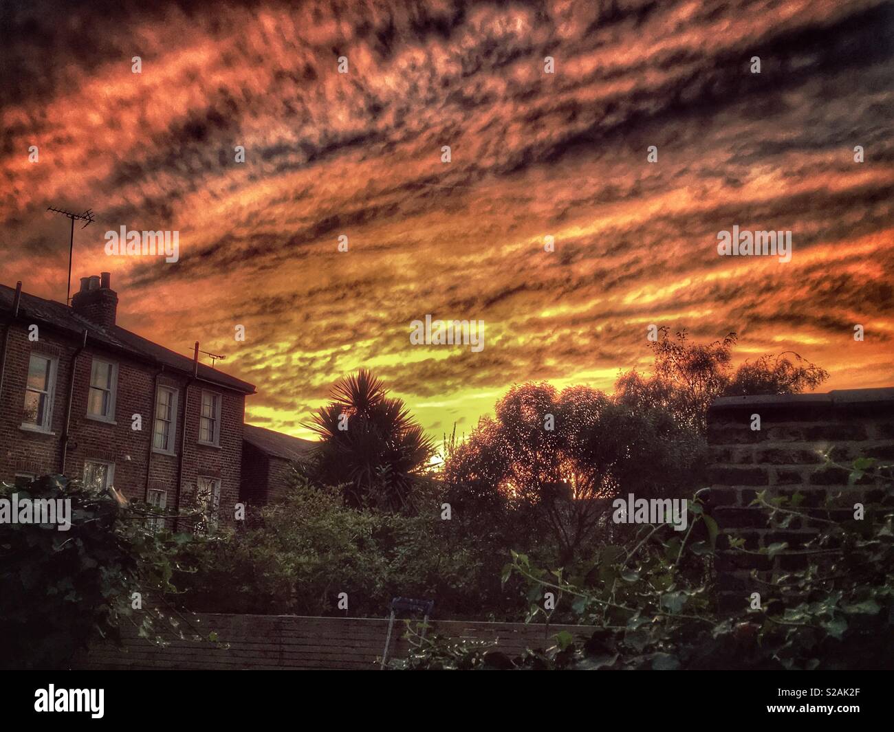 Sonnenuntergang über East Finchley, nördlich von London. Stockfoto