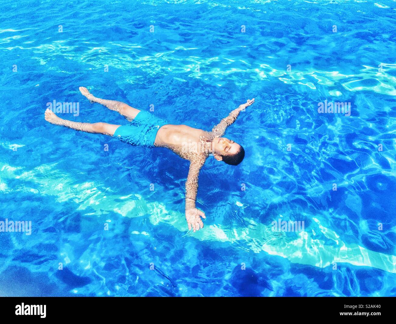 7 Jahre junge Schwimmen im Pool Stockfoto