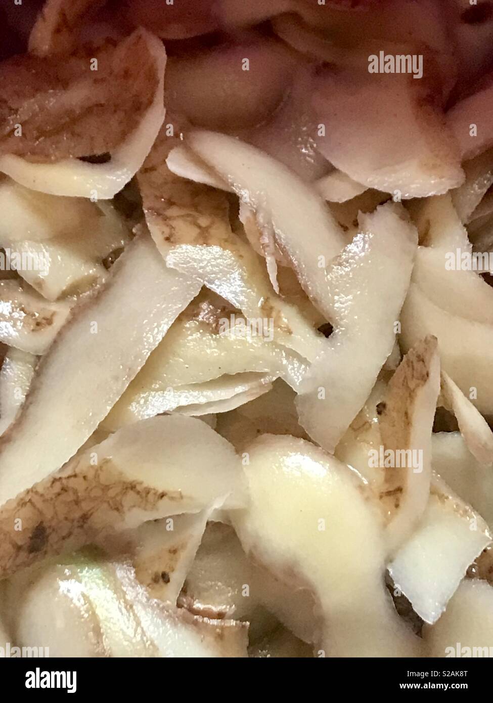 Kartoffelschalen hautnah. - Smartphone-aufgenommenes Stockfoto