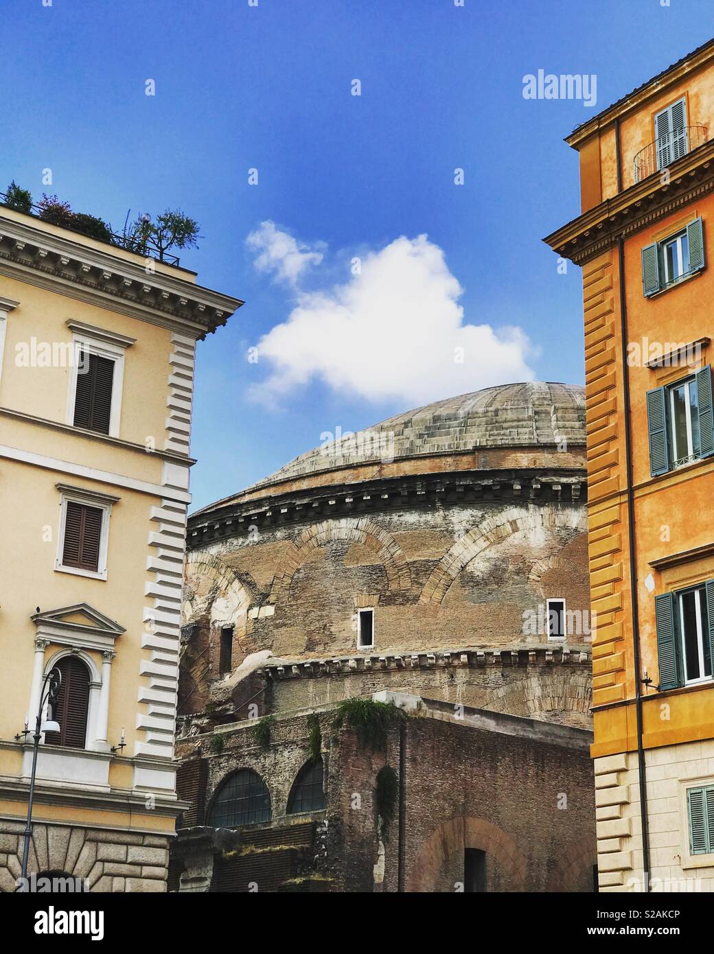 Pantheon, Rom zwischen Gebäuden Stockfoto