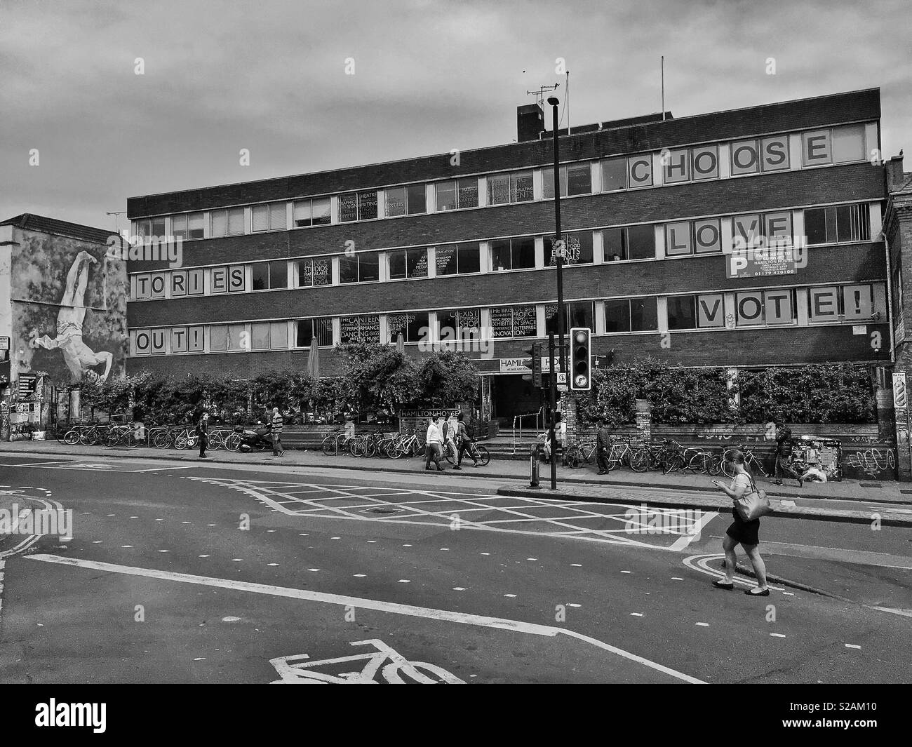 Hamilton House, ein Community Hub in Stokes Croft, Bristol, UK am Tag vor der Bundestagswahl 2017 Stockfoto