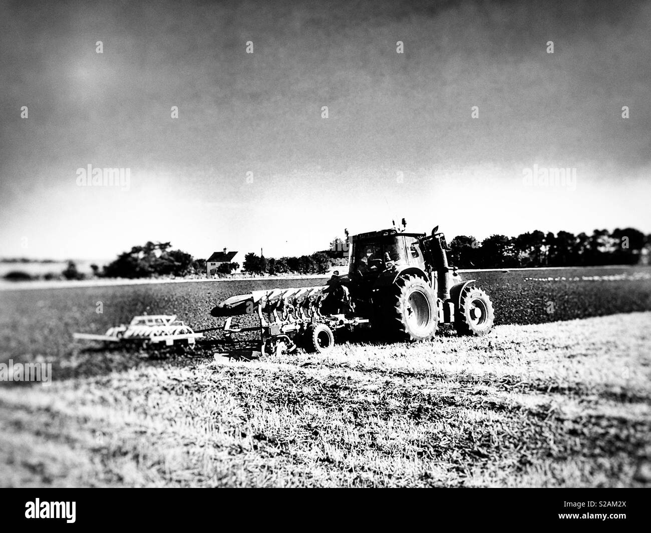 Massey Ferguson Traktor mit Pflug, Bawdsey, Suffolk, England. Stockfoto