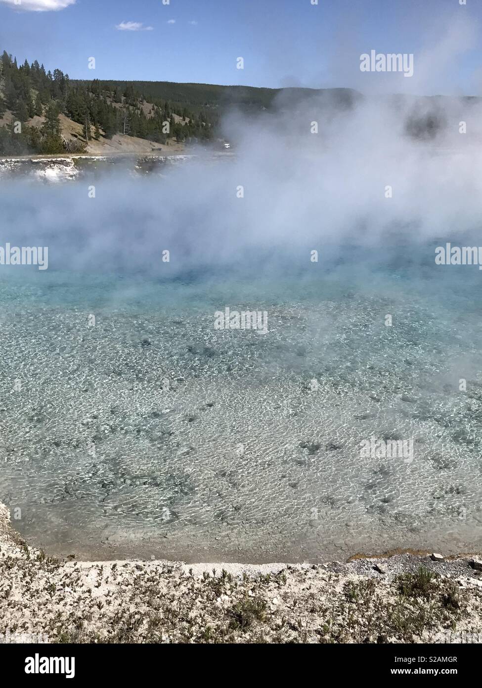 Sekt heißes Wasser von Excelsior Geyser Krater, Midway Geyser Basin, Yellowstone National Park, Wyoming Stockfoto