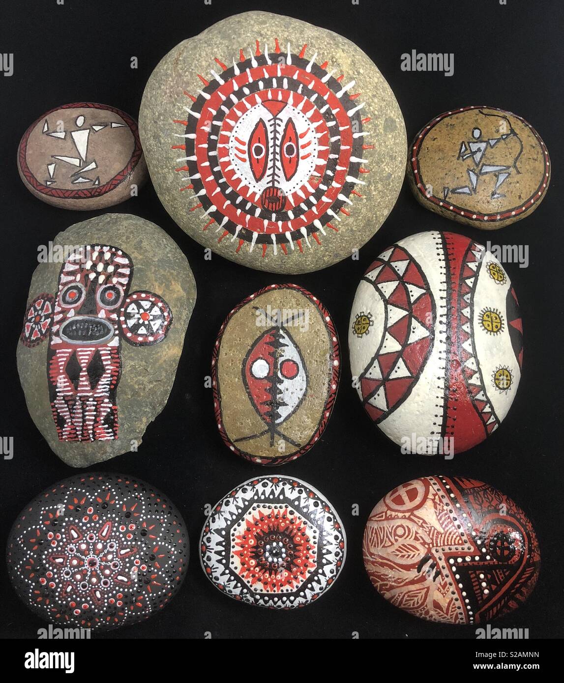 Bemalte Steine African Tribal Art Collection. Stockfoto