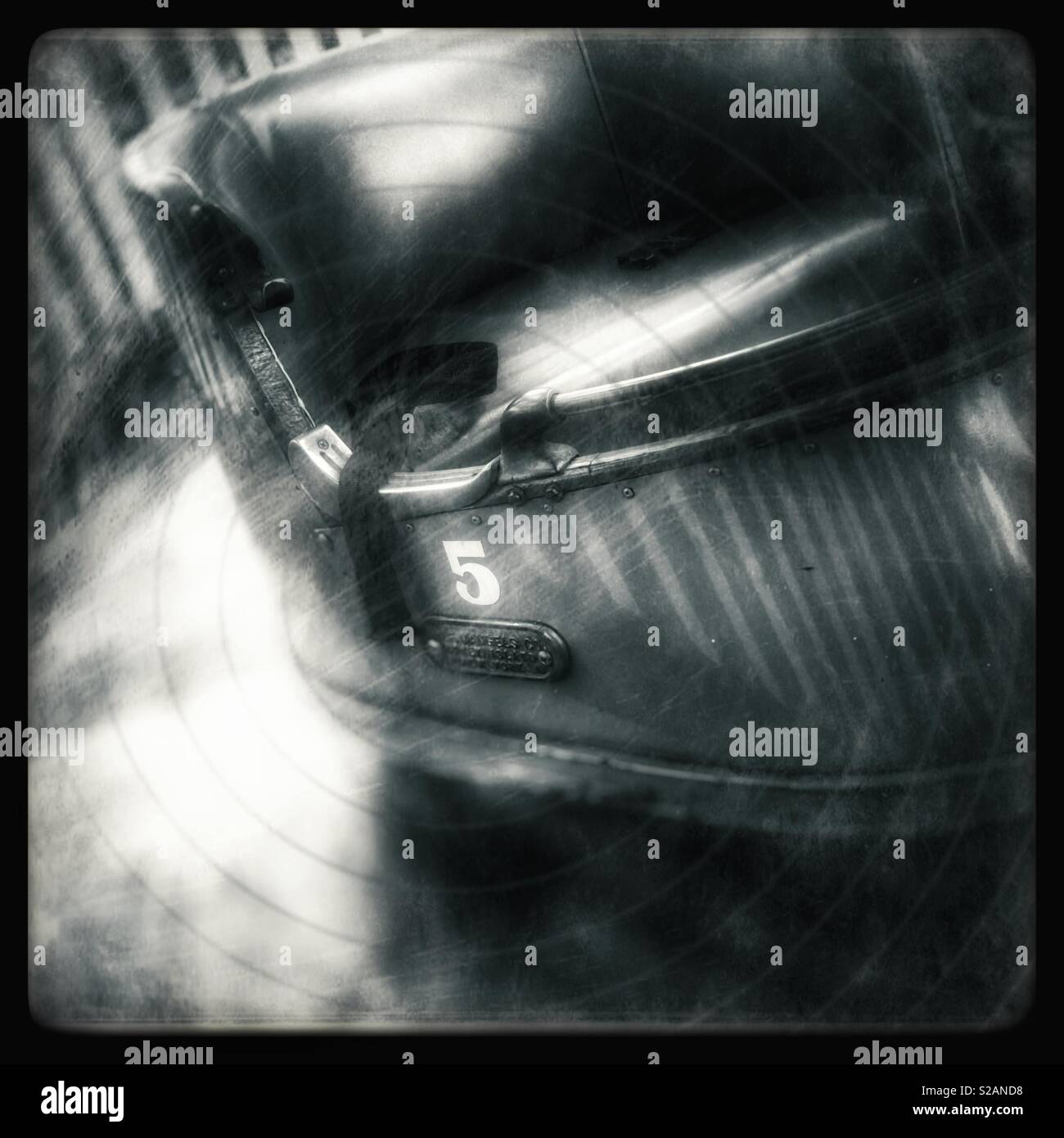 Künstlerische vintage Vergnügungspark kiddie Peitsche Fahrt in Schwarz und Weiß - Smartphone-aufgenommenes Stockfoto