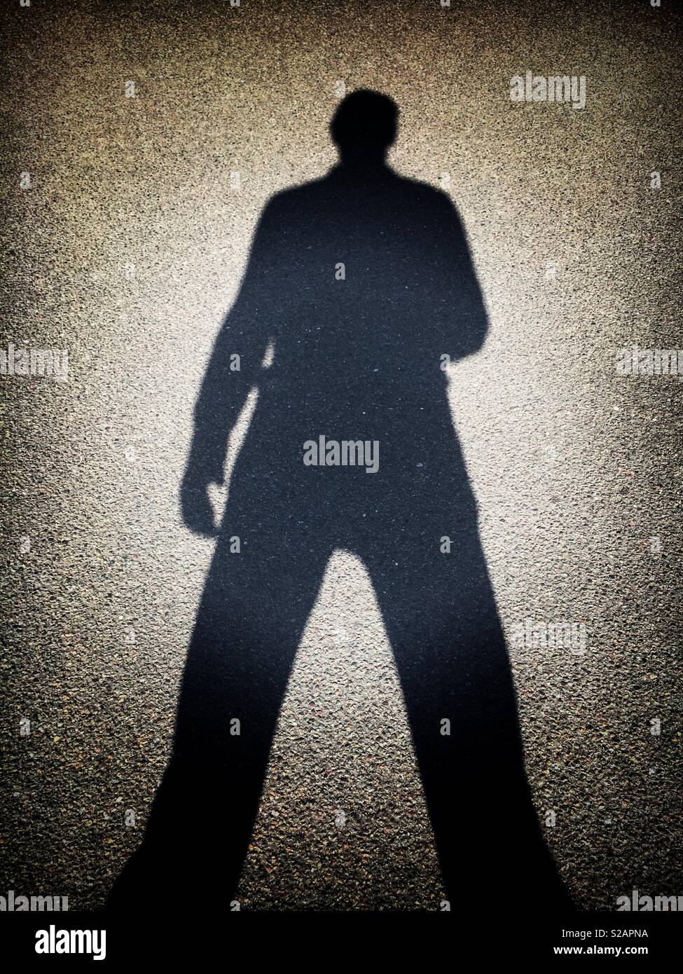 Schatten eines großen Mannes in einer bedrohlichen darstellen. Stockfoto