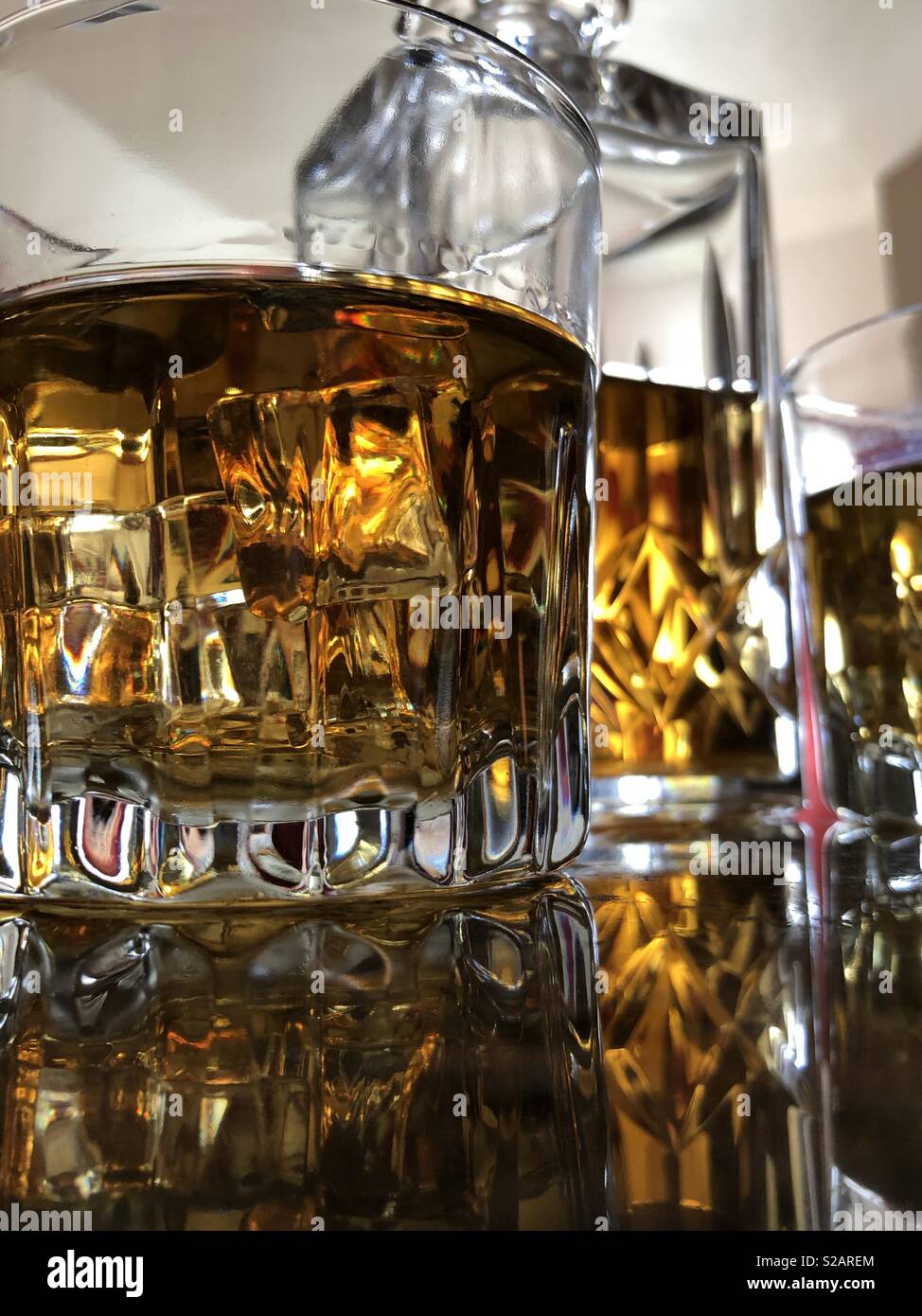 Gläser Whisky auf Eis Stockfoto