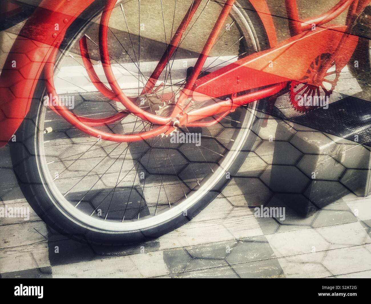 Alten roten Fahrrad auf Anzeige in Vintage store Fenster Stockfoto