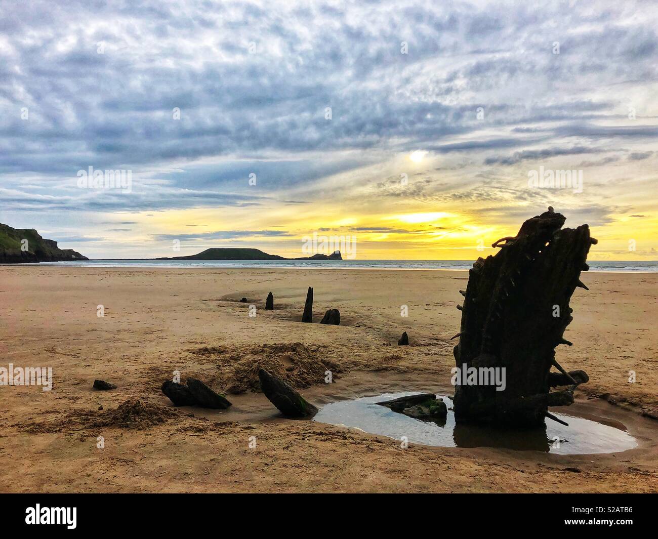 Wrack der Helvetia auf Rhossili Strand, Sonnenuntergang, September. Stockfoto