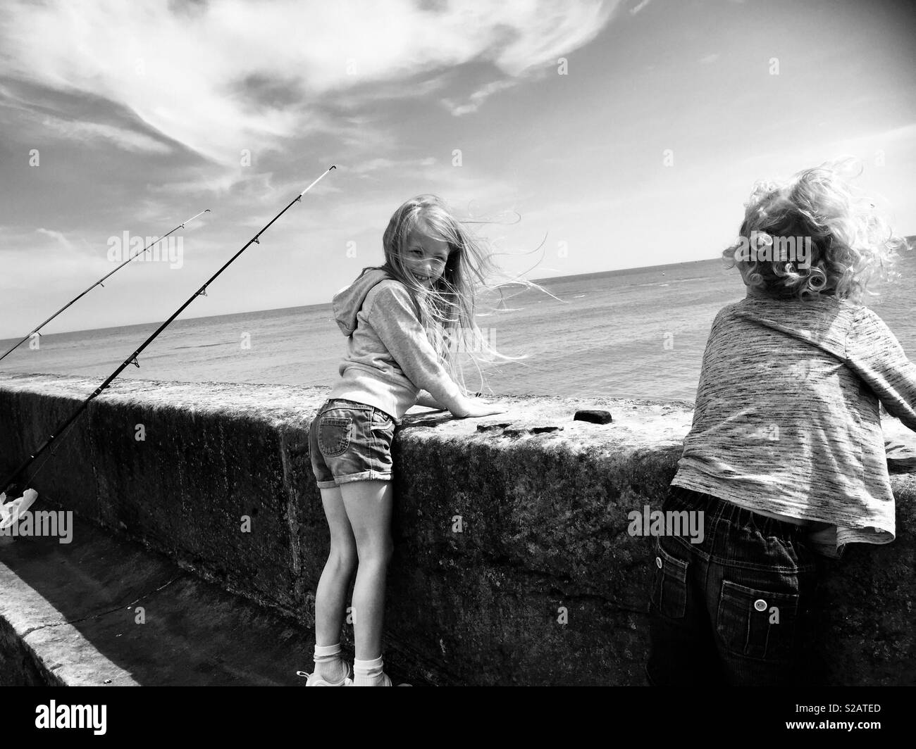 Zwei Kinder genießen den Hafen Stockfoto