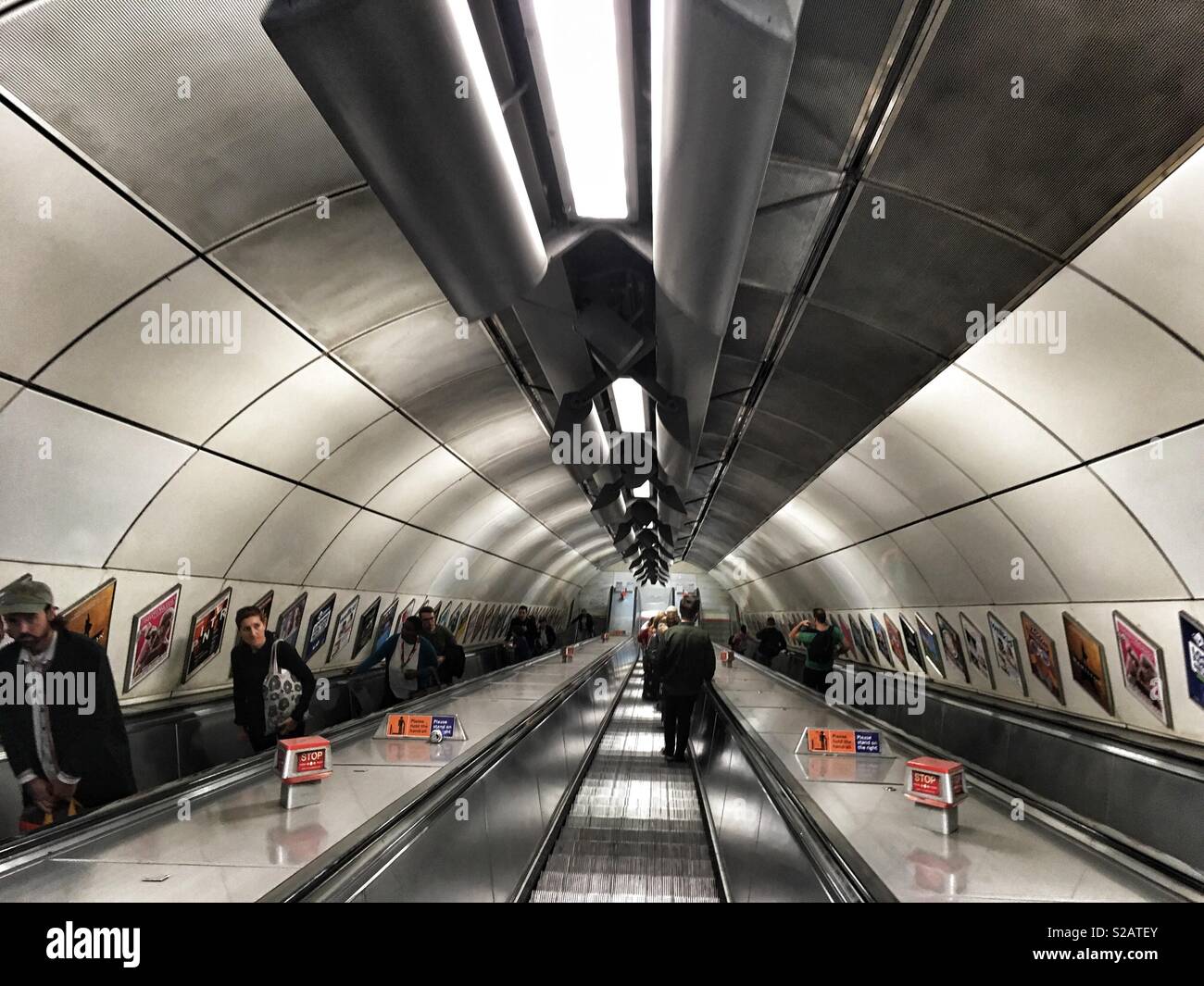 Rolltreppen hinunter gehen, an der U-Bahnstation London Bridge in England am 15. September 2018 Stockfoto