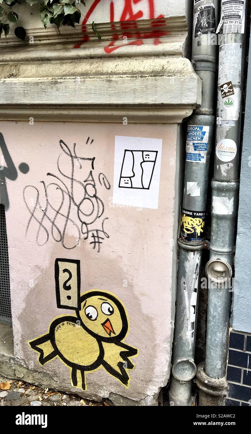 Yellow Bird Street Art in Berlin Befragung Drainagerohr Stockfoto