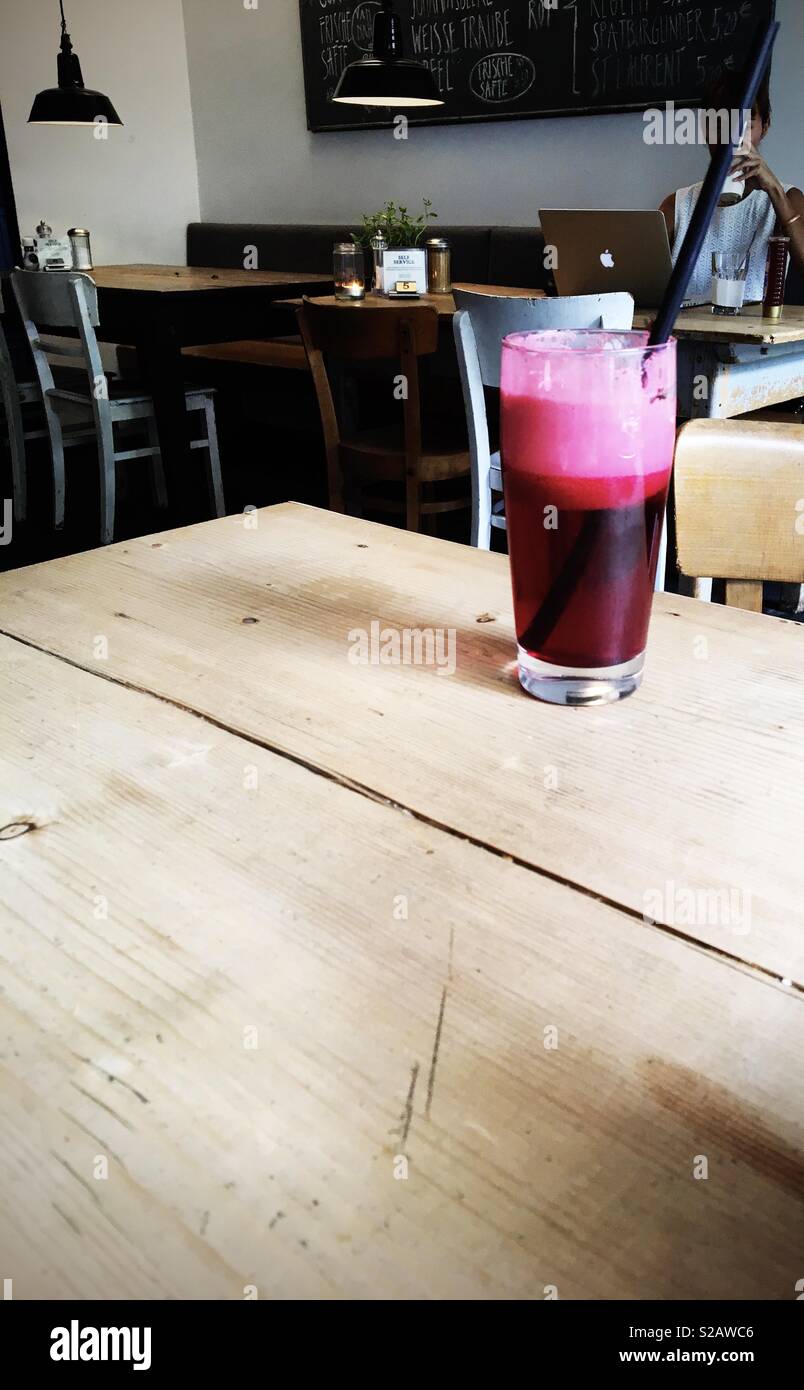 Smoothie Fruchtsaft in Berlin Cafe Stockfoto