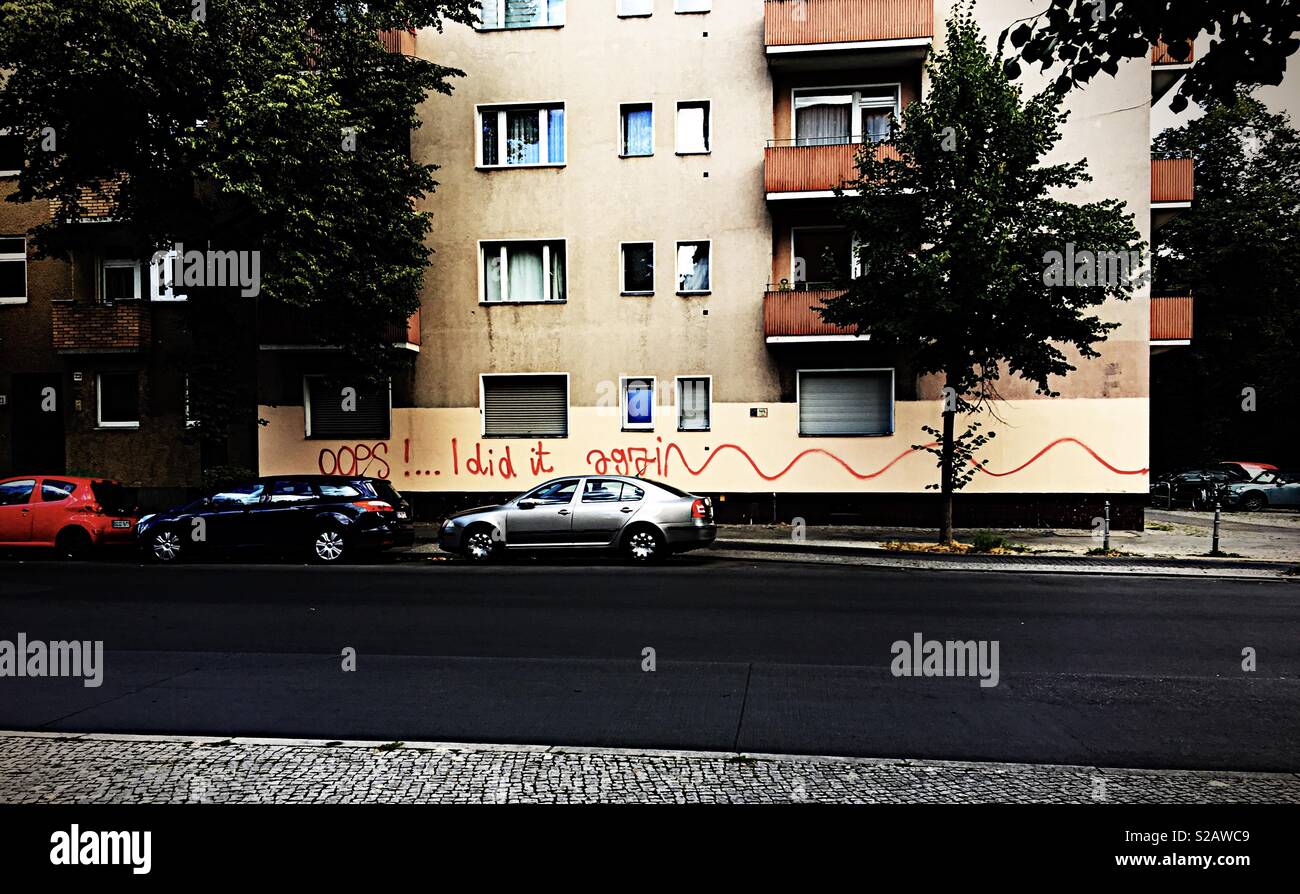 Oops, ich zitiere hier wieder Graffiti an einer Mauer in Berlin Stockfoto