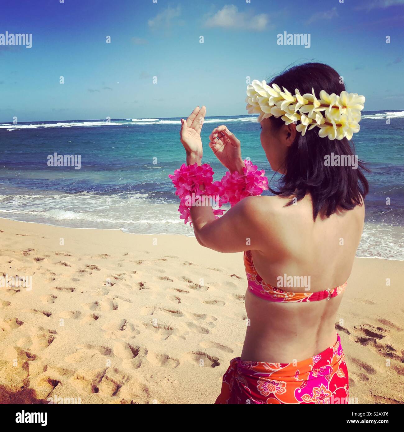 Hawaiian Hula Madchen In Rosa Bikini Und Pareo Sarong Gesten Aloha Insel Liebe Auf Einem Weiten Tropischen Insel Strand Tragen Traditionelle Lei Der Hibiskus Und Plumeria Stockfotografie Alamy