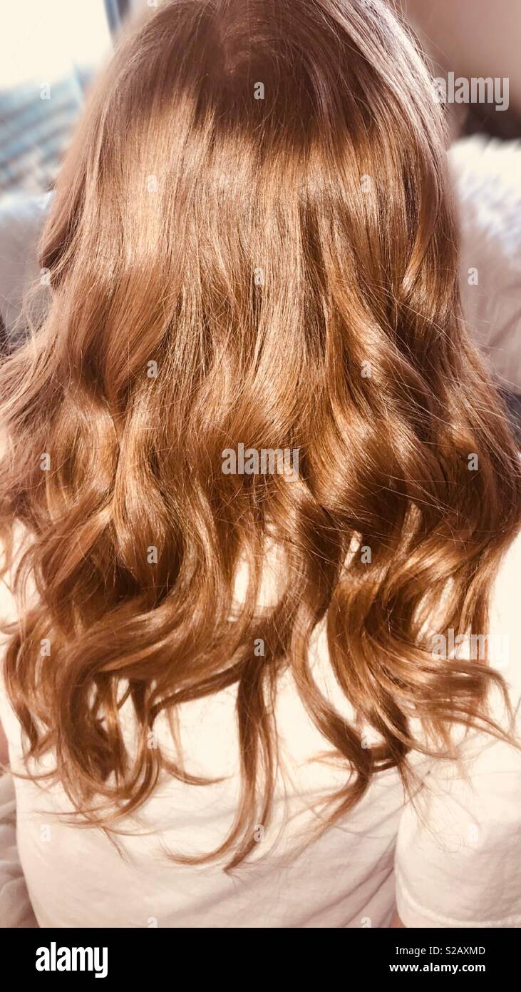 Madchen Mit Hellen Schonen Auburn Lockiges Welliges Haar Stockfotografie Alamy