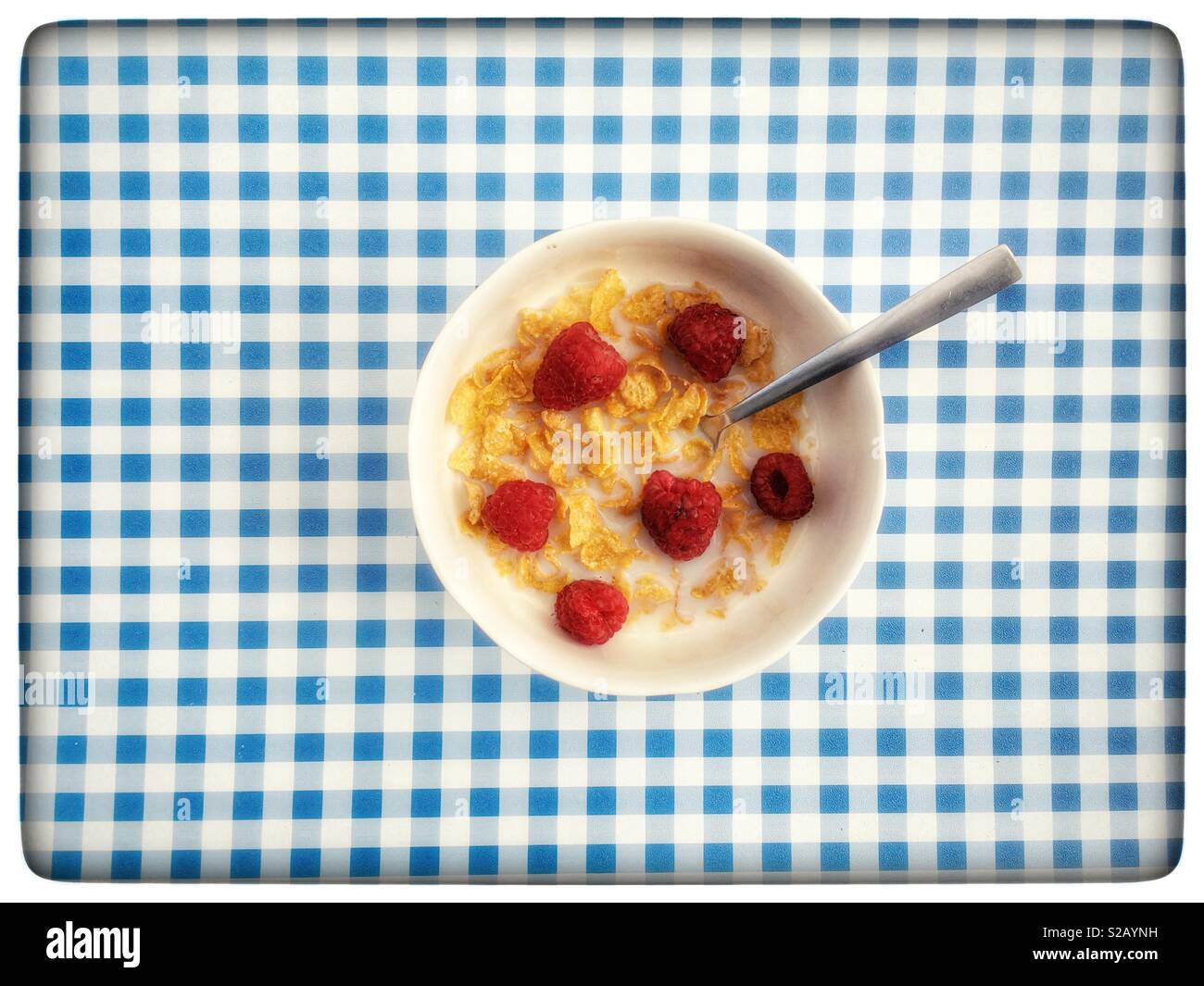 Kellogg's Frosties mit frischen Himbeeren - Smartphone-aufgenommenes Stockfoto