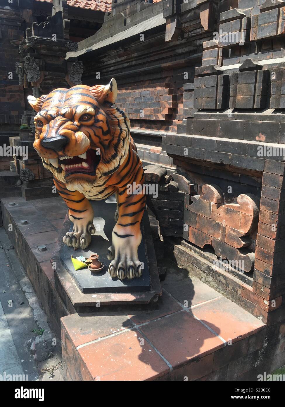 Vorbei an einem Tiger Statue in einem balinesischen Tempel Stockfoto