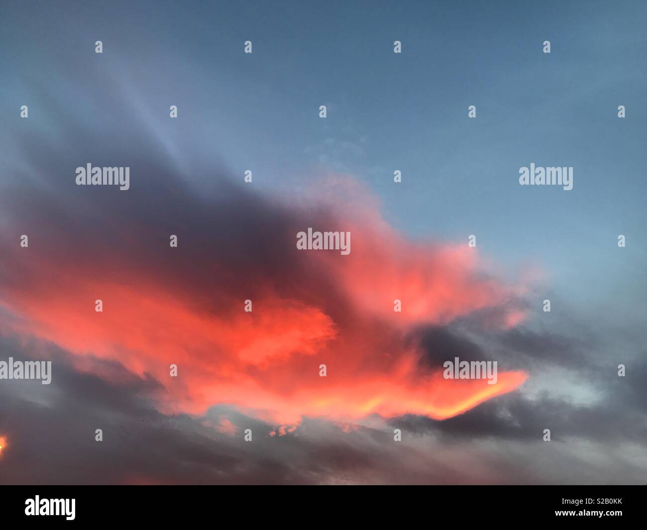 Im sonnenuntergang himmel wolke. - Smartphone-aufgenommenes Stockfoto