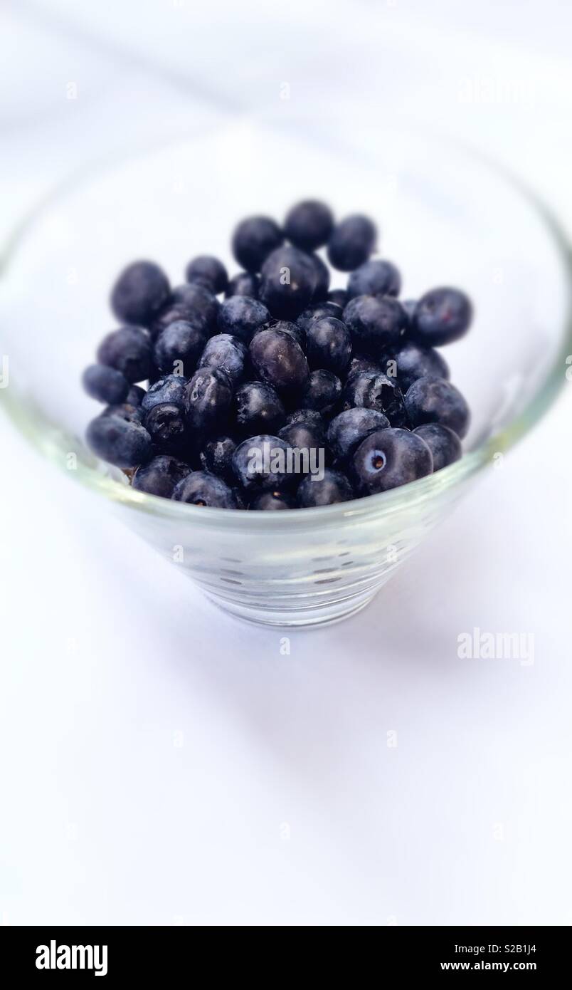 Schüssel Blaubeeren auf weißem Hintergrund Stockfoto