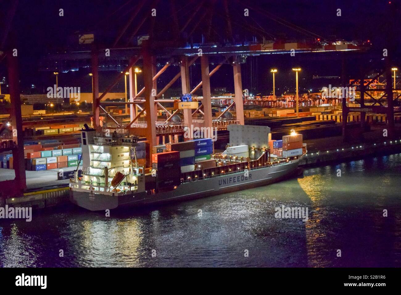 Containerschiff im Hafen Stockfoto