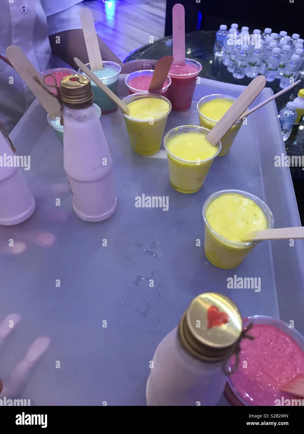 Eis in einem Stick: hausgemachtes Eis und Milchshake für Freunde - Smartphone-aufgenommenes Stockfoto