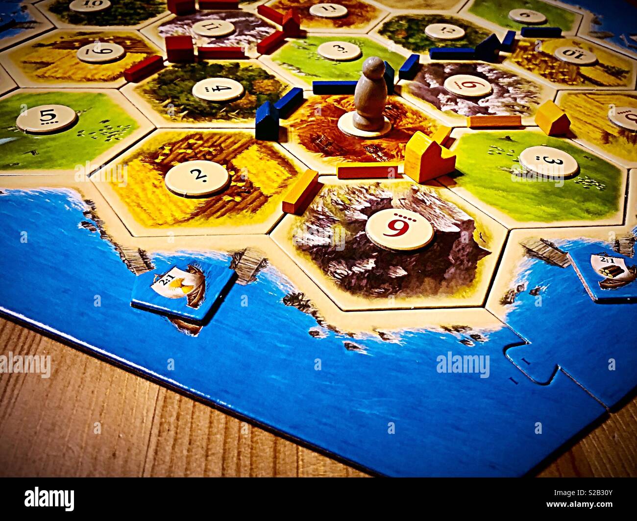 Die Siedler von Catan Brettspiel auf einem Holz Tisch Stockfotografie -  Alamy