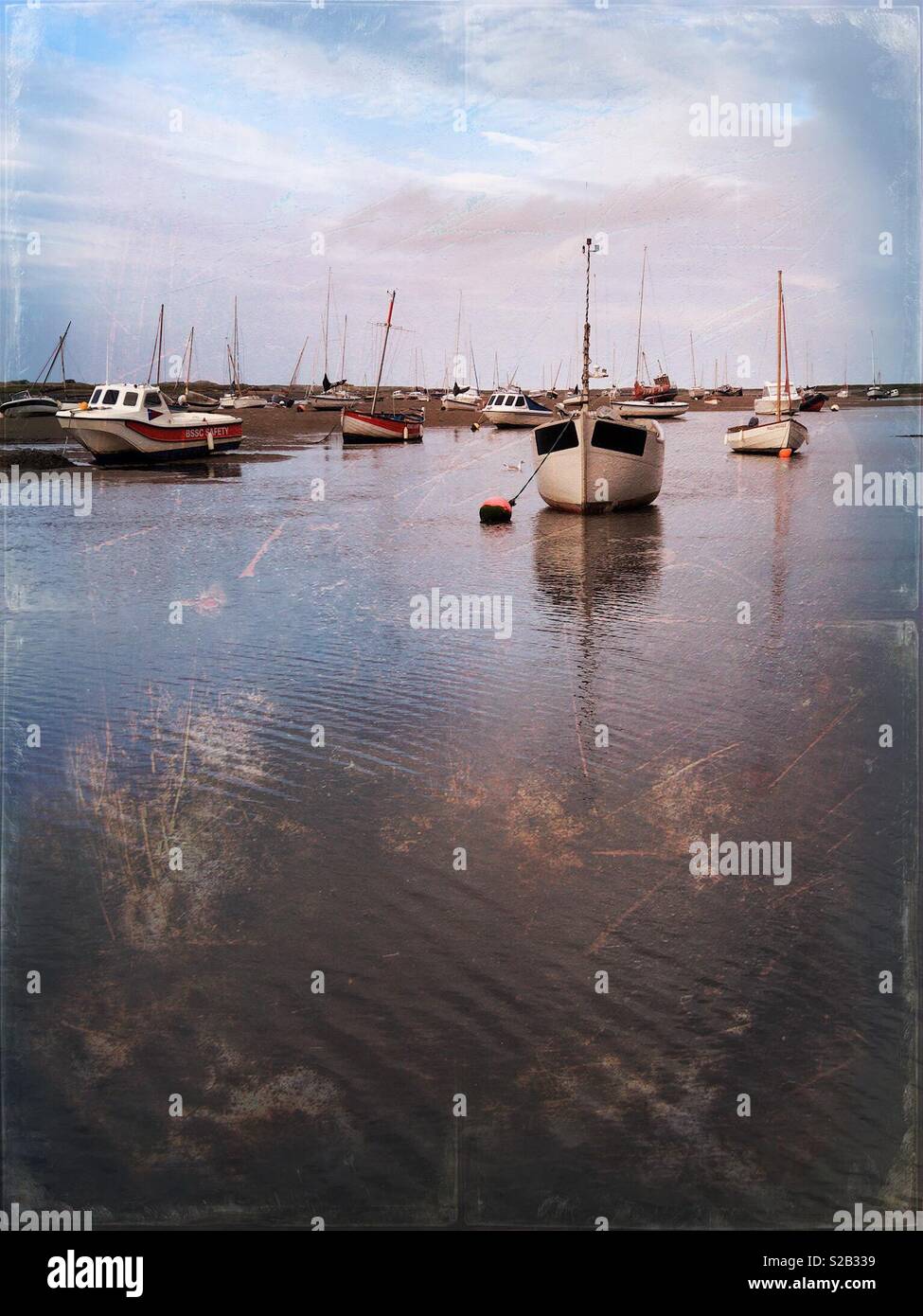 Kleine Segelboote vor Anker in eine Gezeiten- Kanal - Smartphone-aufgenommenes Stockfoto