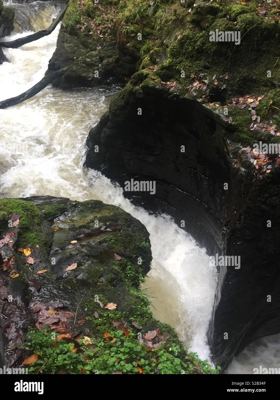 White Water hetzen durch enge Felsen Lücke. Stockfoto