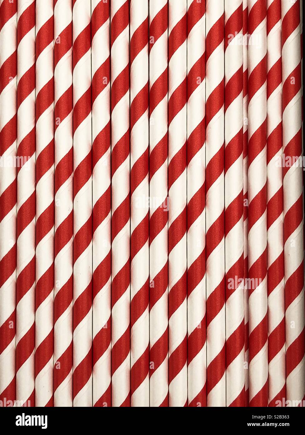 Kein Kunststoff mit roten und weißen biologisch abbaubaren Papier Trinkhalme Stockfoto