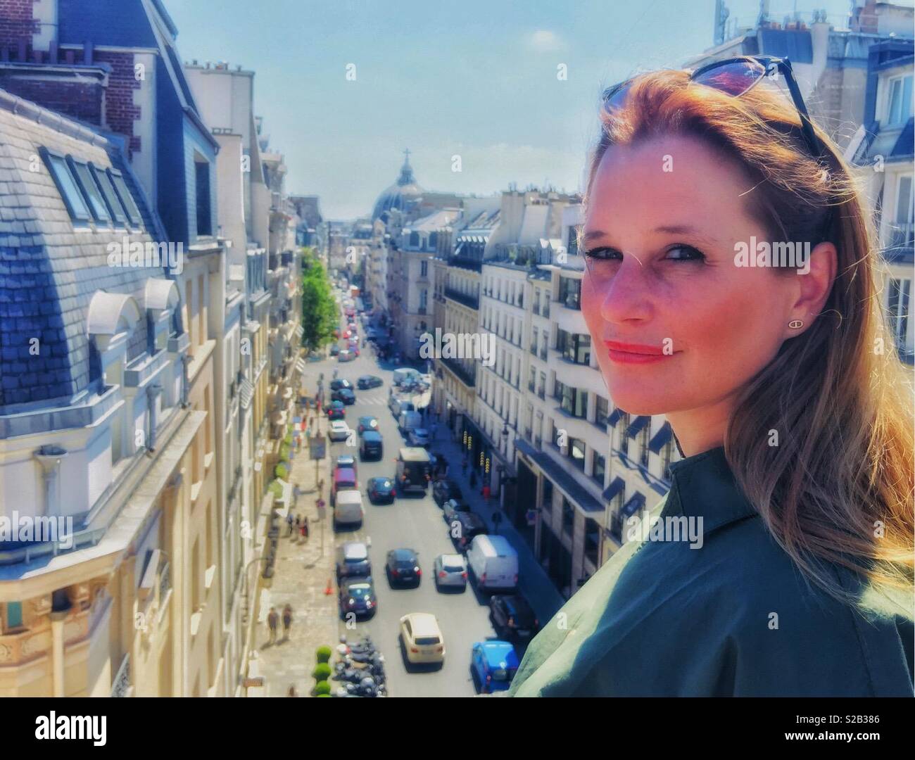 Eine junge Frau schaut auf der Rue Faubourg in Paris. Stockfoto